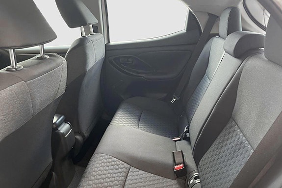Toyota Yaris 9 of 12