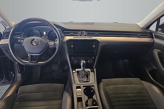 Volkswagen Passat 12 of 16