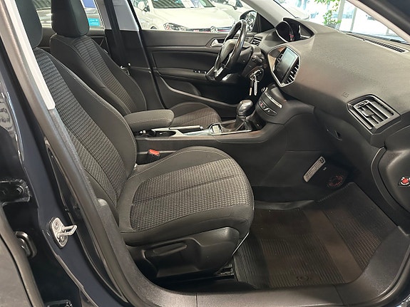 Peugeot 308 8 of 16