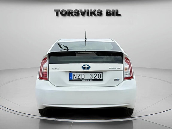 Toyota Prius 4 of 15