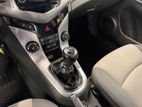 Chevrolet Cruze 12 of 13