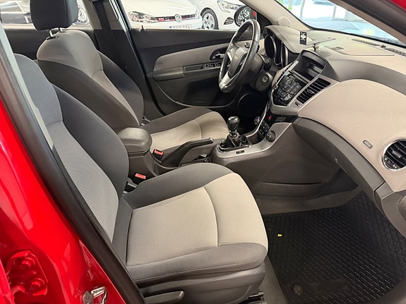 Chevrolet Cruze 8 of 13