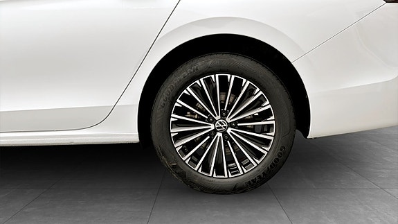 Volkswagen Passat 6 of 19