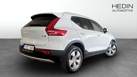 Volvo XC40 2 of 9