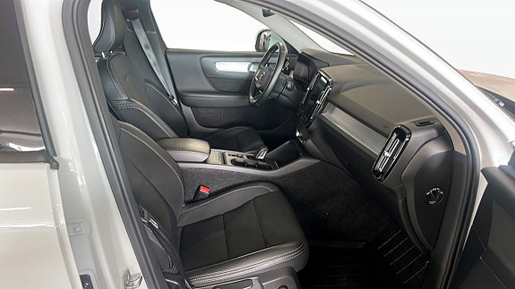 Volvo XC40 3 of 9