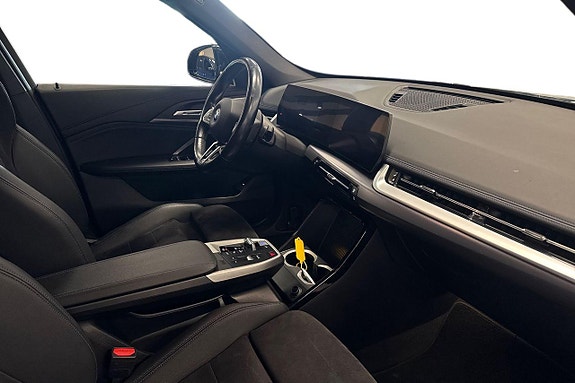 BMW iX1 6 of 18