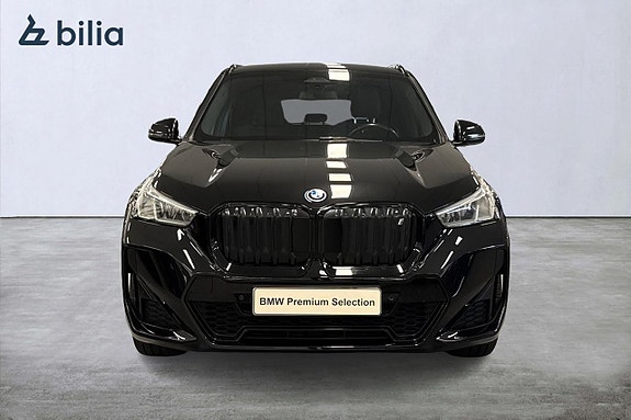 BMW iX1 5 of 18