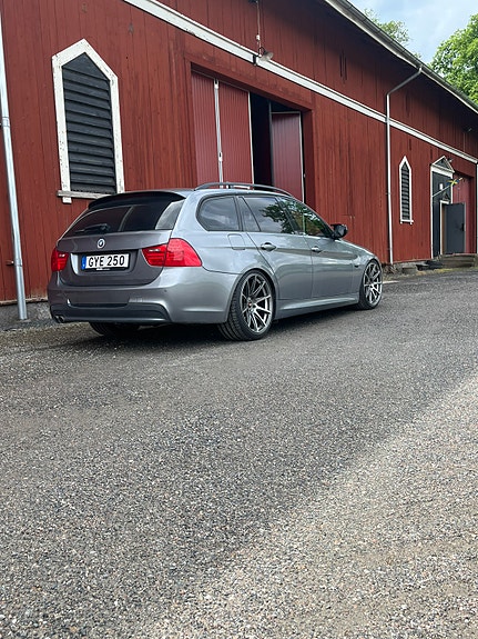 BMW 320d 3 of 5