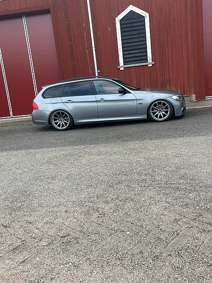 BMW 320d 2 of 5