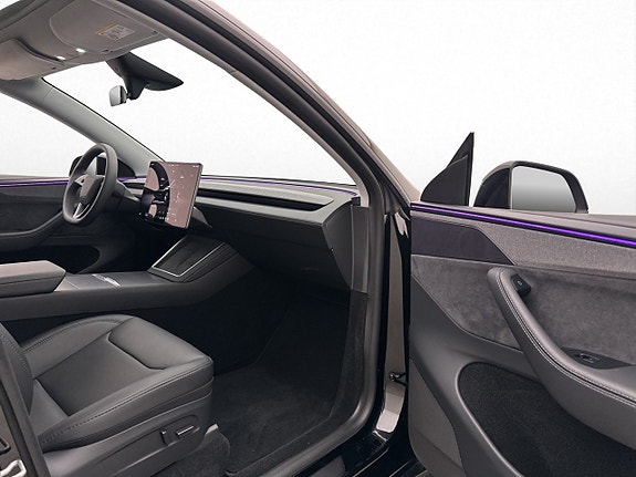 Tesla Model Y 28 of 30