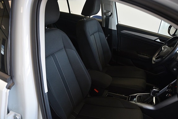 Volkswagen T-Roc 11 of 13