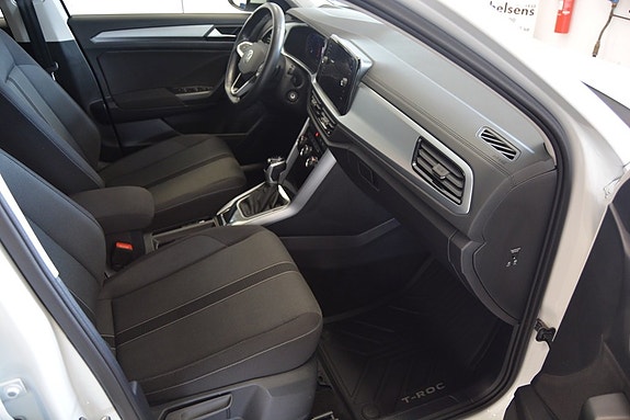 Volkswagen T-Roc 10 of 13
