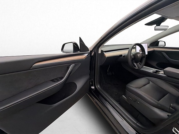 Tesla Model Y 13 of 30