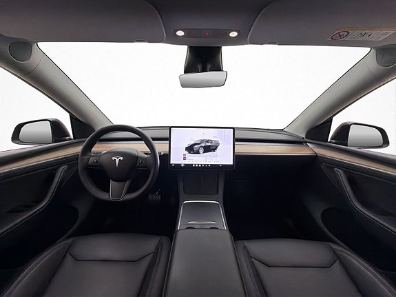 Tesla Model Y 16 of 30