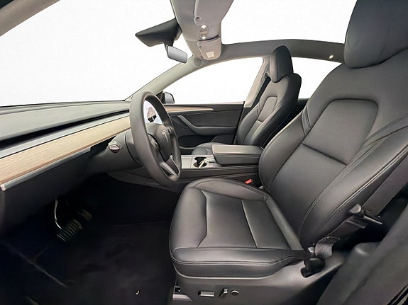 Tesla Model Y 14 of 30