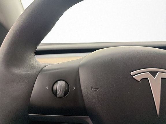 Tesla Model Y 18 of 30