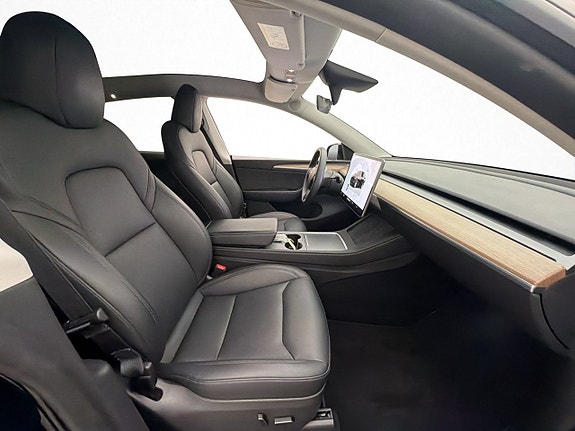 Tesla Model Y 27 of 30