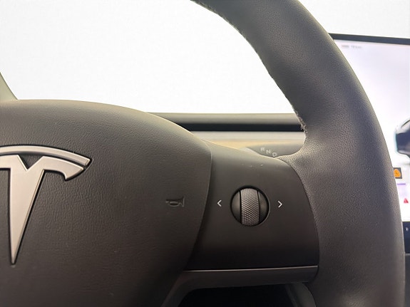Tesla Model Y 19 of 30