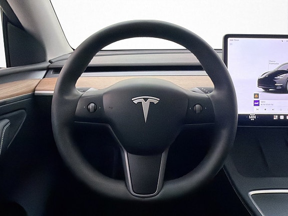 Tesla Model Y 17 of 30