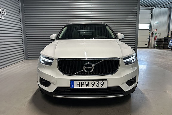 Volvo XC40 2 of 19