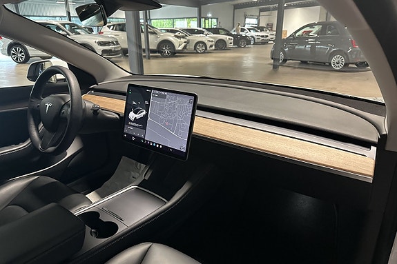Tesla Model 3 9 of 23