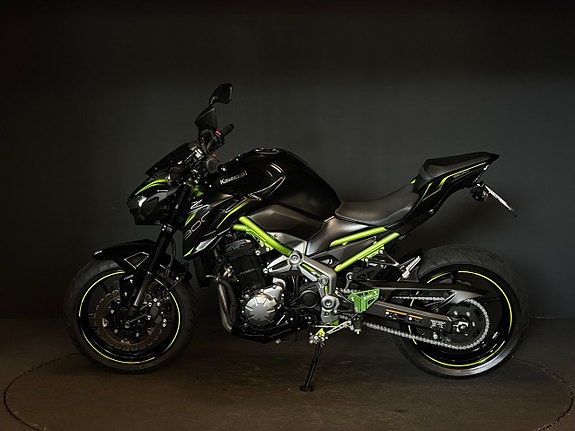 Kawasaki Z900 2 of 6