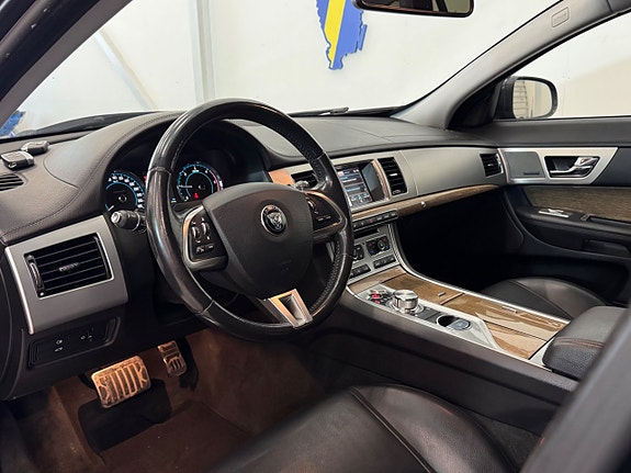 Jaguar XF 10 of 28