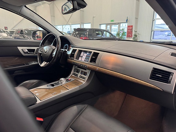 Jaguar XF 11 of 28