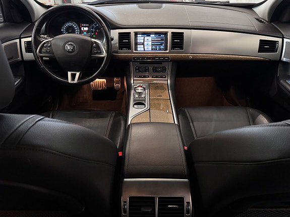 Jaguar XF 18 of 28