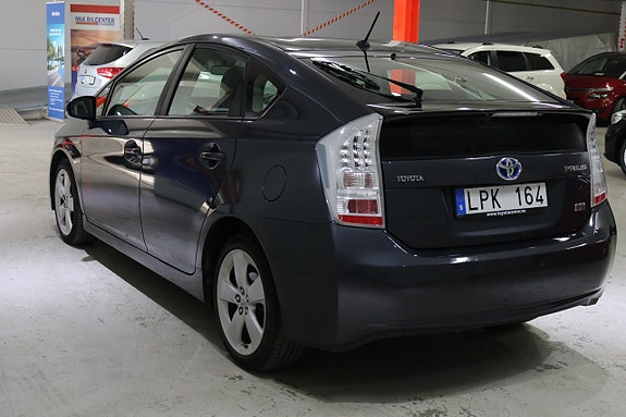 Toyota Prius 4 of 16
