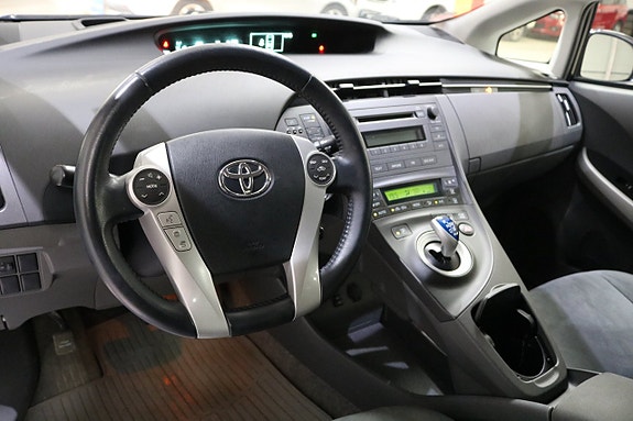 Toyota Prius 8 of 16