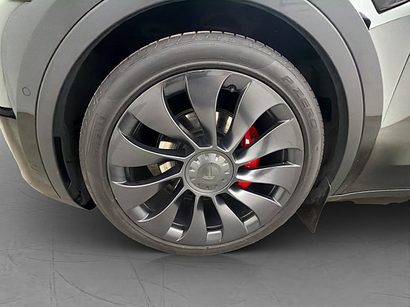 Tesla Model Y 28 of 30