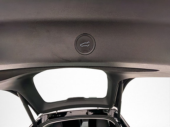 Tesla Model Y 26 of 30