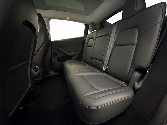 Tesla Model Y 17 of 30
