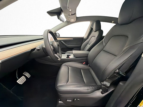 Tesla Model Y 13 of 30