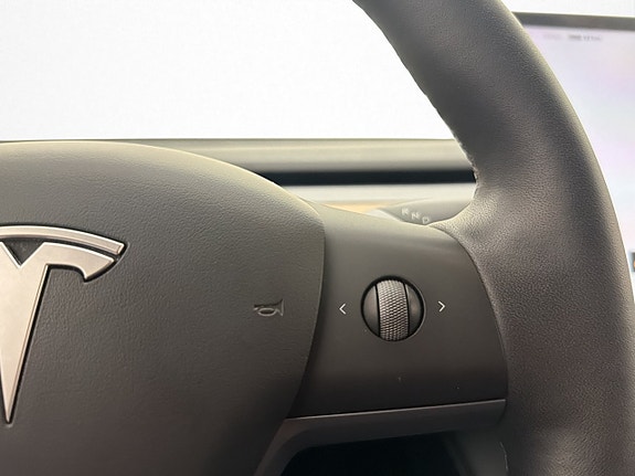 Tesla Model Y 20 of 30