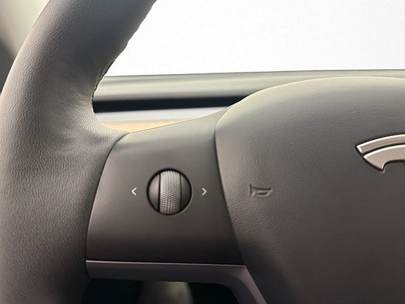Tesla Model Y 19 of 30