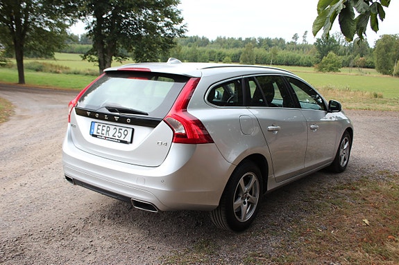 Volvo V60 2 of 7