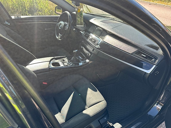 BMW 523i 12 of 16