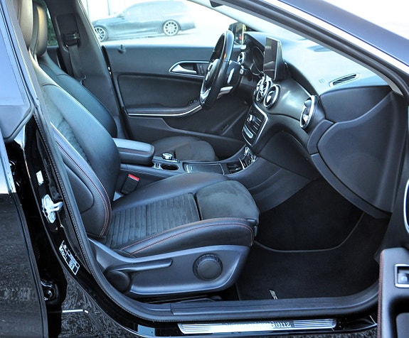 Mercedes-Benz CLA200 11 of 16