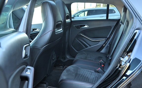 Mercedes-Benz CLA200 13 of 16