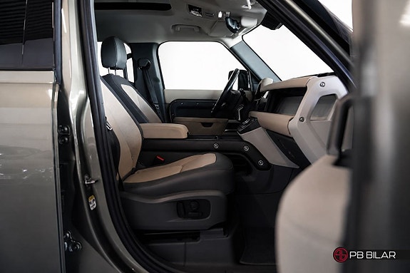Land Rover Defender 90 13 of 27