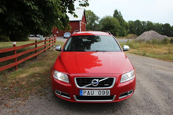 Volvo V70 3 of 7