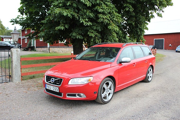 Volvo V70 2 of 7
