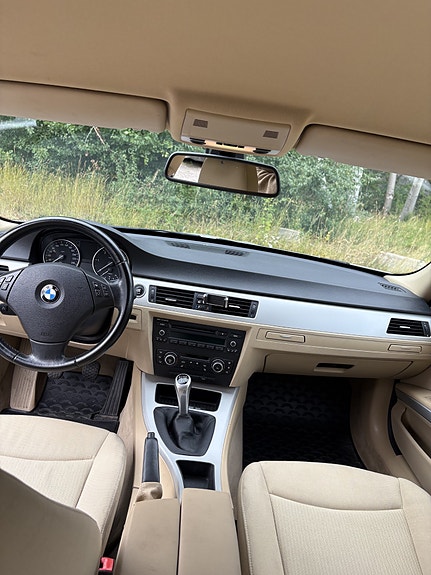 BMW 318d 3 of 4