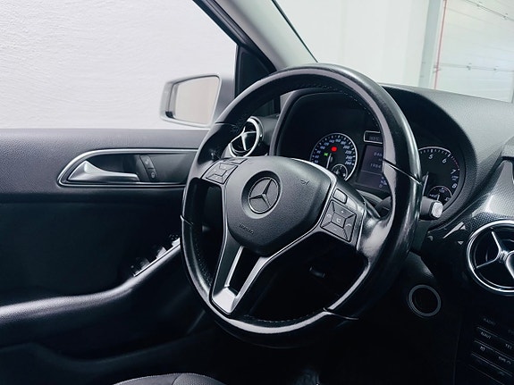 Mercedes-Benz B180 4 of 21