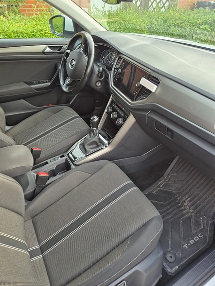 Volkswagen T-Roc 6 of 8