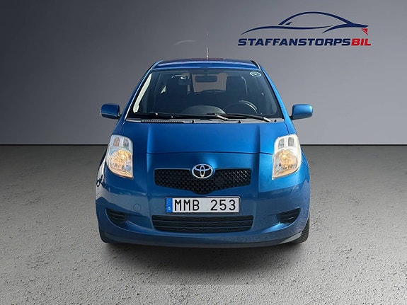 Toyota Yaris 2 of 9