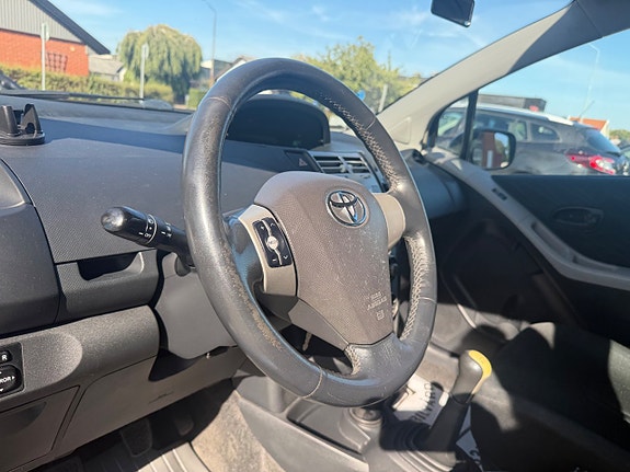 Toyota Yaris 9 of 9