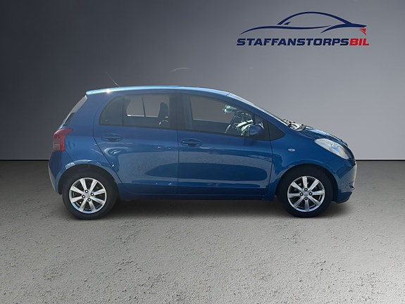 Toyota Yaris 4 of 9